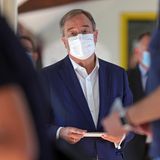 Armin Laschet, Kanzlerkandidat der Union, gab seine Stimme in Aachen, Nordrhein-Westfalen, ab. Dabei unterlief ihm ein Fauxpas.