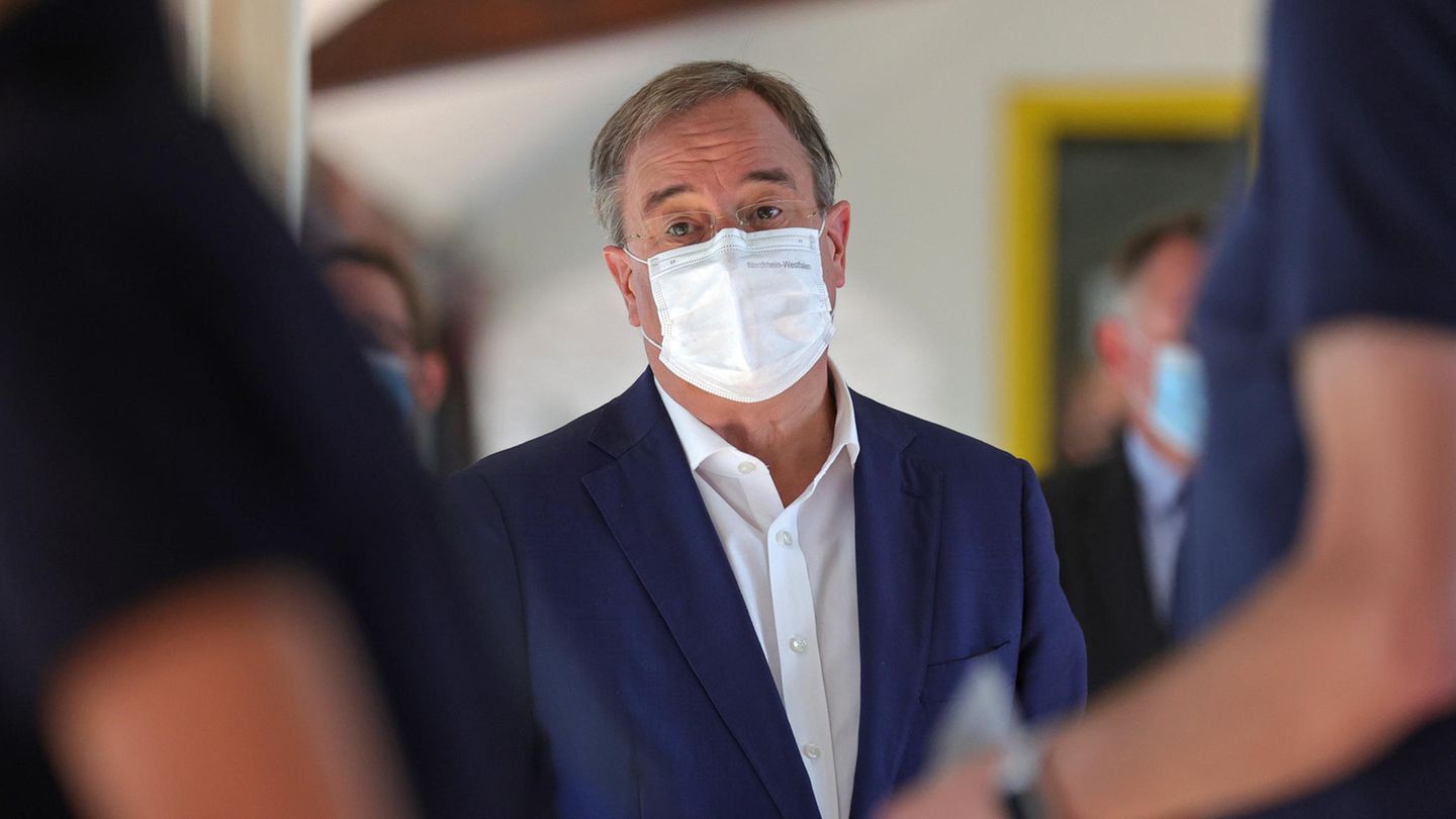 Armin Laschet, Kanzlerkandidat der Union, gab seine Stimme in Aachen, Nordrhein-Westfalen, ab. Dabei unterlief ihm ein Fauxpas.