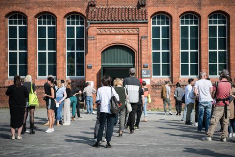 Lange Schlangen vor einem Wahllokal in Berlin
