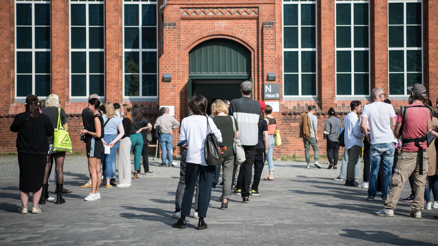 Lange Schlangen vor einem Wahllokal in Berlin