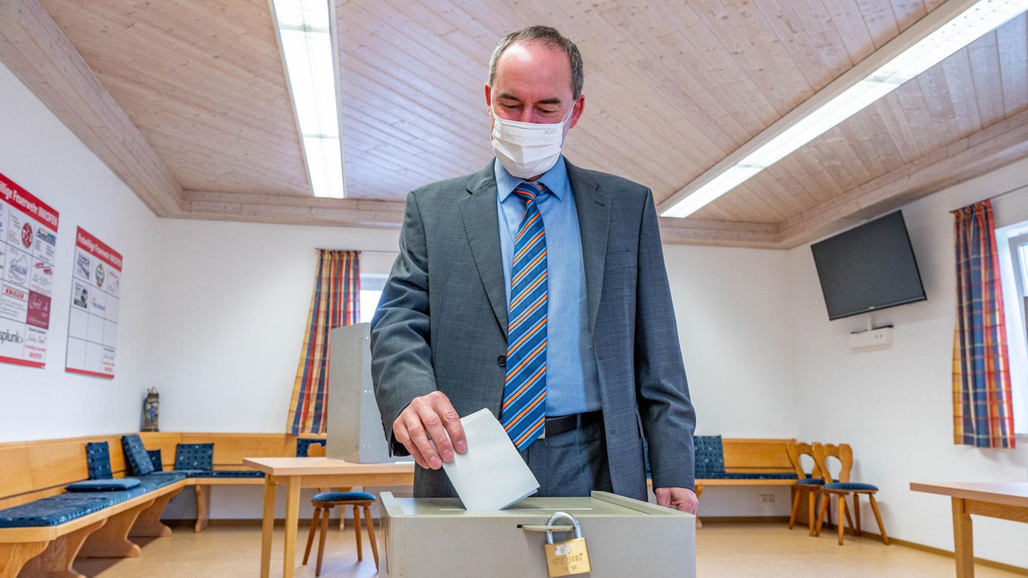 Federal election 2021: Hubert Aiwanger illegally tweets interim forecast