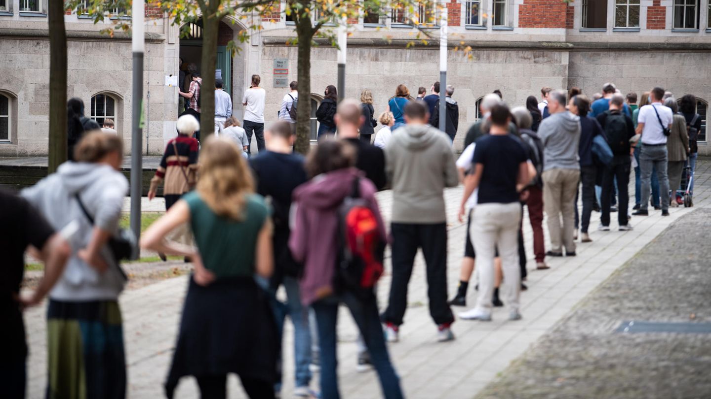 Lange Schlangen vor einem Wahllokal in Friedrichshain