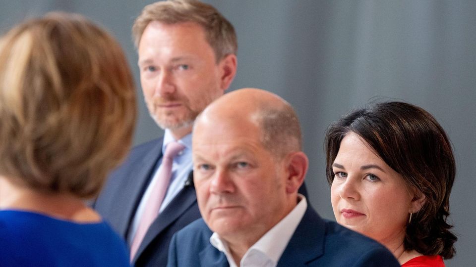 "Verschiebung von Mitte-Rechts nach Mitte-Links" – Politiker und Nutzer äußern sich zu ersten Wahlprognosen "Verschiebung von Mitte-Rechts nach Mitte-Links" – Politiker und Nutzer äußern sich zu ersten Wahlprognosen