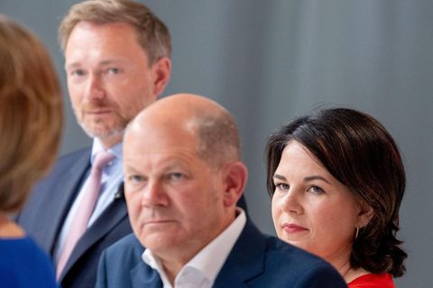 "Verschiebung von Mitte-Rechts nach Mitte-Links" – Politiker und Nutzer äußern sich zu ersten Wahlprognosen
