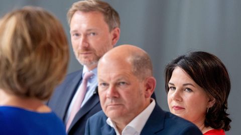 "Verschiebung von Mitte-Rechts nach Mitte-Links" – Politiker und Nutzer äußern sich zu ersten Wahlprognosen