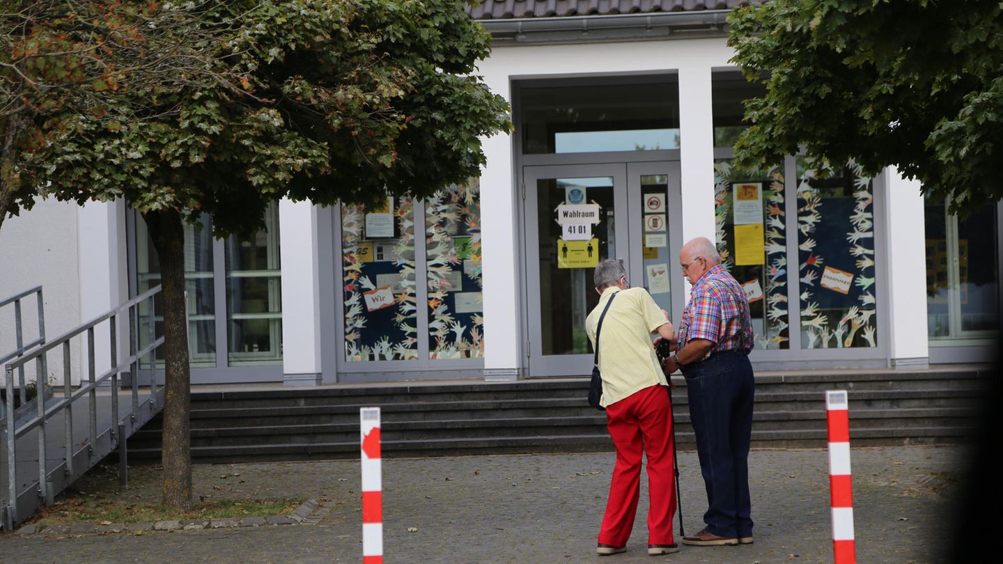 Vor Armin Laschets Wahllokal