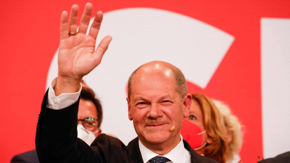 Olaf Scholz winkt lächelnd nach seinem Sieg bei der Bundestagswahl