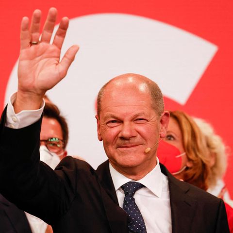 Olaf Scholz winkt lächelnd nach seinem Sieg bei der Bundestagswahl