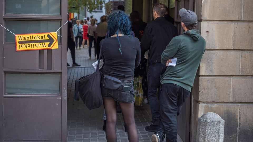 Eine lange Schlange vor einem Wahllokal in Berlin