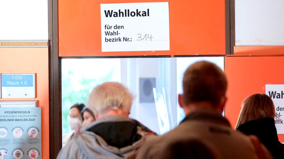 Berlin: Wähler fordern Neuwahlen in Berliner Wahlchaos Bezirken Berlin: Wähler fordern Neuwahlen in Berliner Wahlchaos Bezirken