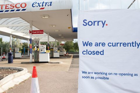 "Entschuldigung, wir haben gegenwärtig geschlossen", steht auf einem Schild an einer Tankstelle im Londoner Vorort Muswell Hill. Panikkäufe und ein Mangel an Lastwagenfahrern haben dazu geführt, dass viele Tankstellen kein Benzin mehr haben.