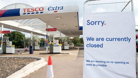 "Entschuldigung, wir haben gegenwärtig geschlossen", steht auf einem Schild an einer Tankstelle im Londoner Vorort Muswell Hill. Panikkäufe und ein Mangel an Lastwagenfahrern haben dazu geführt, dass viele Tankstellen kein Benzin mehr haben.