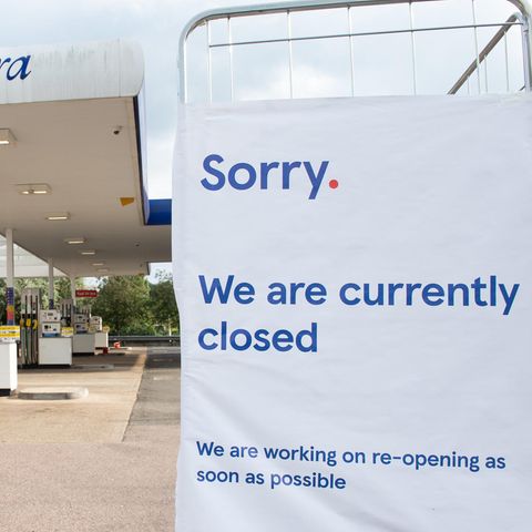 "Entschuldigung, wir haben gegenwärtig geschlossen", steht auf einem Schild an einer Tankstelle im Londoner Vorort Muswell Hill. Panikkäufe und ein Mangel an Lastwagenfahrern haben dazu geführt, dass viele Tankstellen kein Benzin mehr haben.