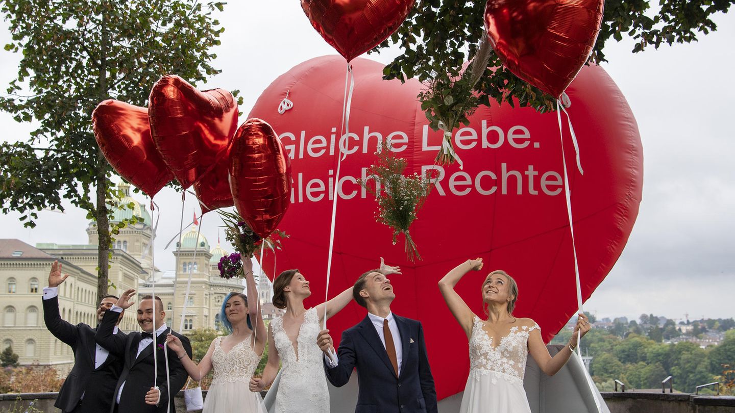 Swiss vote for same-sex marriage – opponents fear “death of father”