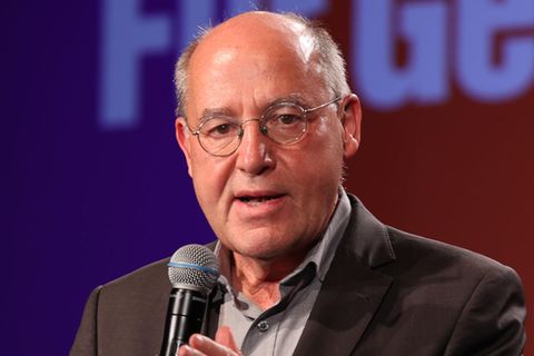 Gregor Gysi steht auf der Wahlparty von Die Linke im Karl-Liebknecht-Haus auf der Bühne