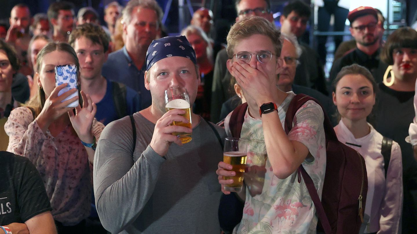 Gäaste auf der Wahlparty der Linken