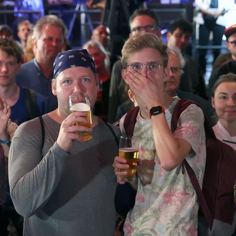 Gäaste auf der Wahlparty der Linken