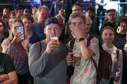 Gäaste auf der Wahlparty der Linken
