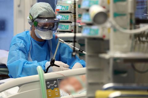 Eine Pflegerin kümmert sich um einen Corona-Patienten auf der Intensivstation der Universitätsmedizin Rostock.