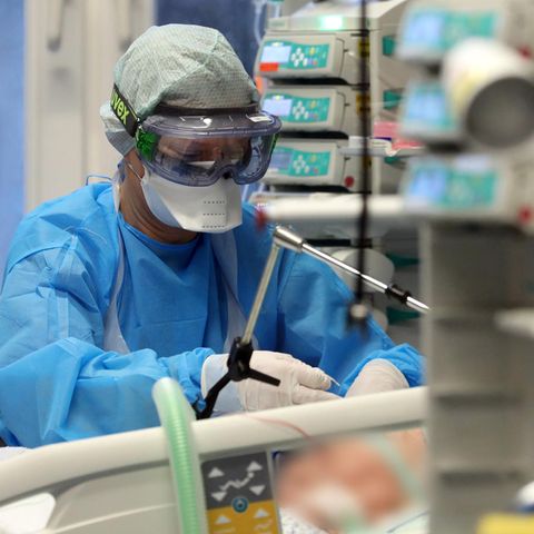 Eine Pflegerin kümmert sich um einen Corona-Patienten auf der Intensivstation der Universitätsmedizin Rostock.