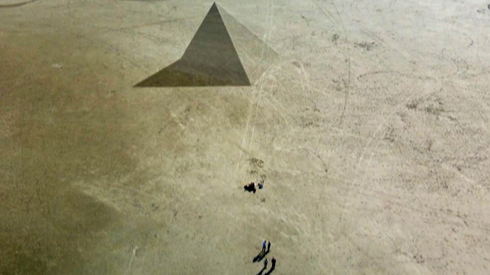 Pyramide am Nordseestrand? Künstler zaubert riesige Illusionen in den Sand