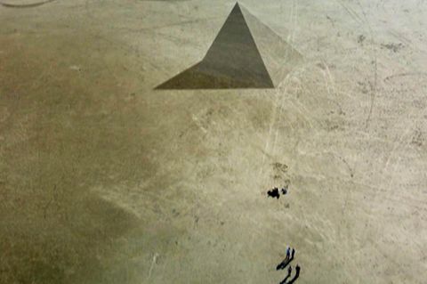 Pyramide am Nordseestrand? Künstler zaubert riesige Illusionen in den Sand