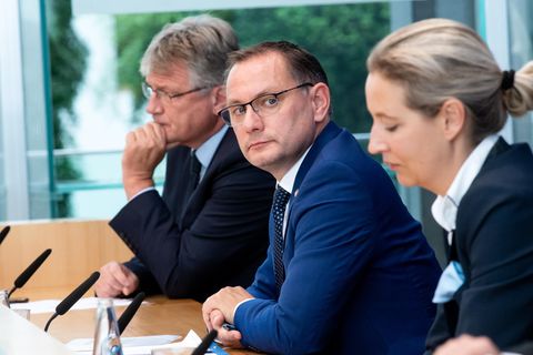 Die AfD-Spitzenkandidaten bei der Bundestagswahl, Tino Chrupalla (Mitte) und Alice Weidel, sowie Jörg Meuthen, Bundessprecher der AfD, sitzen in der Bundespressekonferenz, um sich zum Ausgang der Bundestagswahl zu äußern