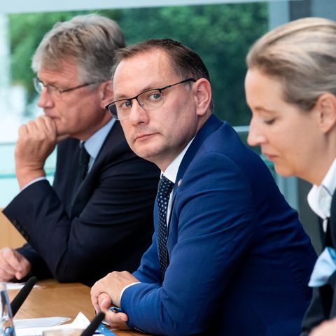 Die AfD-Spitzenkandidaten bei der Bundestagswahl, Tino Chrupalla (Mitte) und Alice Weidel, sowie Jörg Meuthen, Bundessprecher der AfD, sitzen in der Bundespressekonferenz, um sich zum Ausgang der Bundestagswahl zu äußern
