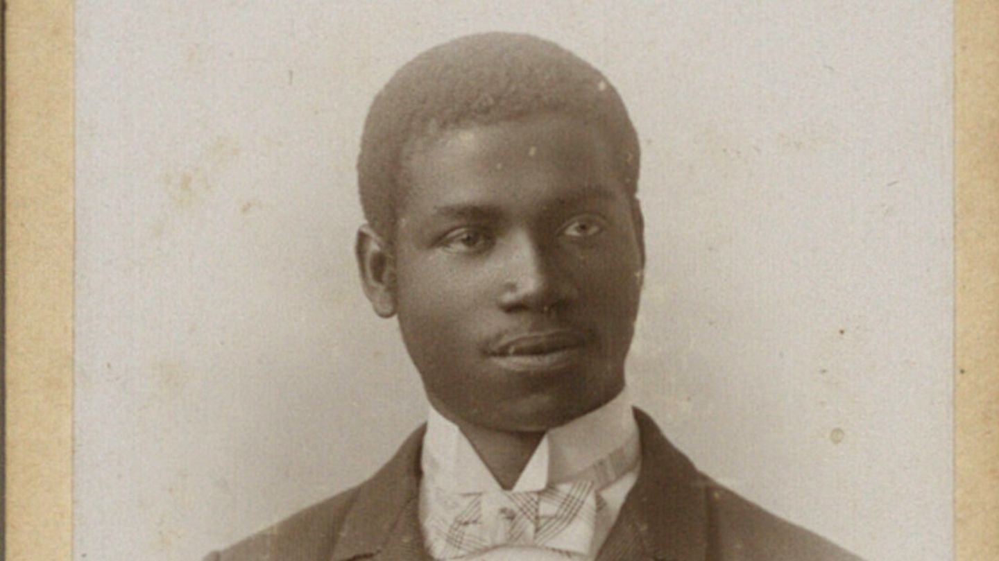Kolonialgeschichte: Porträt von Rudolf Duala Manga Bell, ca. 1892, Hoffotograf J. van Daalen Porträt von Rudolf Duala Manga Bell, ca. 1892, Hoffotograf J. van Daalen
