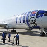 Erstkunde für die Boeing 787 ist All Nippon Airways. Heute ist die japanische Fluglinie mit je 36 Exemplaren der Boeing 787-8 und 787-9 sowie 2 der Boeing 787-10 der größte Dreamliner-Kunde weltweit.