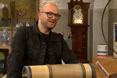 Bares-für-Rares-Experte Deutschmanek steht im Studio hinter dem Rechenzylinder