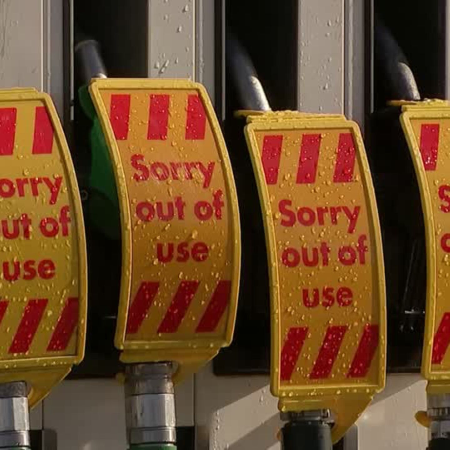 Video: Britischen Tankstellen geht das Benzin aus