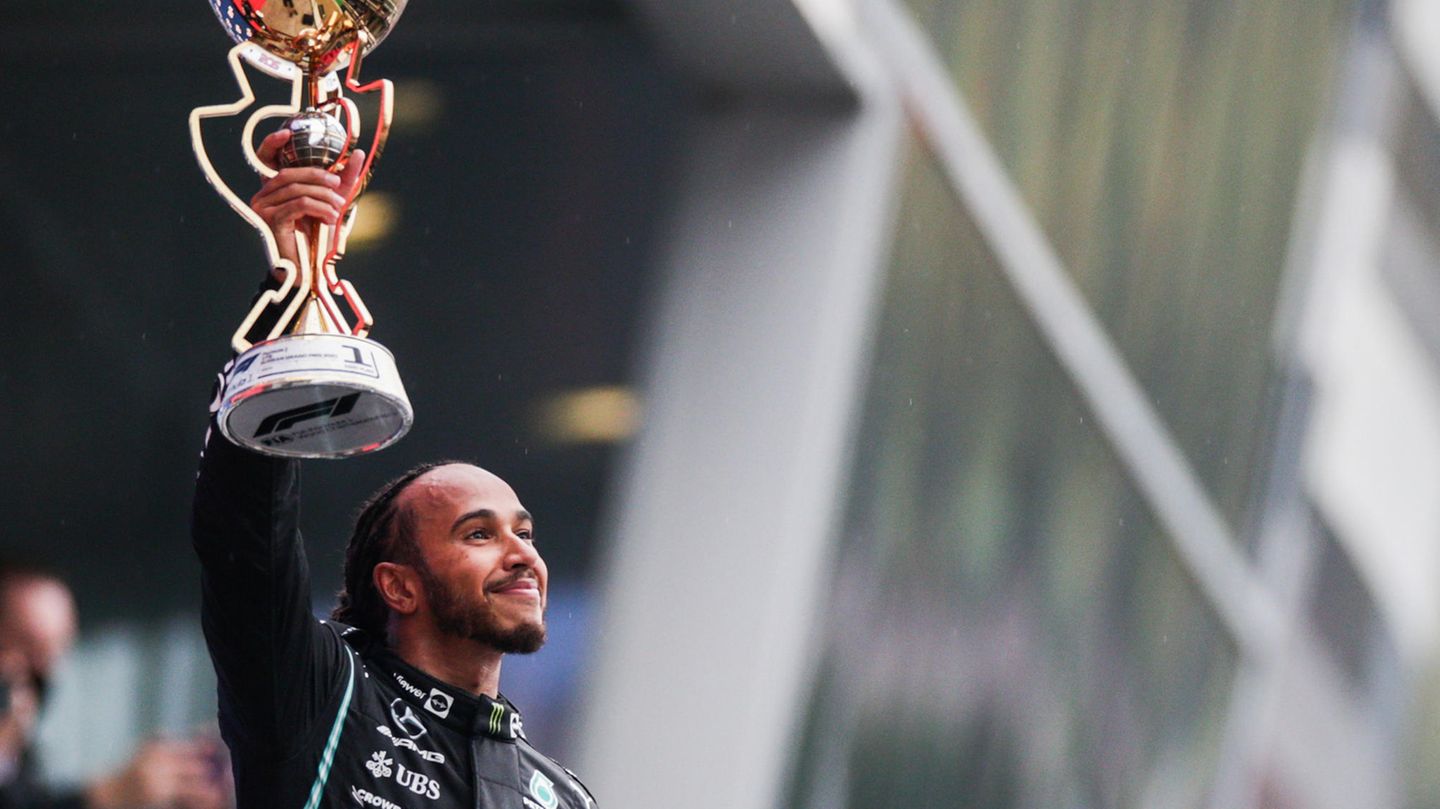 Lewis Hamilton streckt zum 100. Mal den Siegerpokal in der Formel 1 in den Himmel