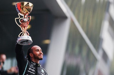 Lewis Hamilton streckt zum 100. Mal den Siegerpokal in der Formel 1 in den Himmel