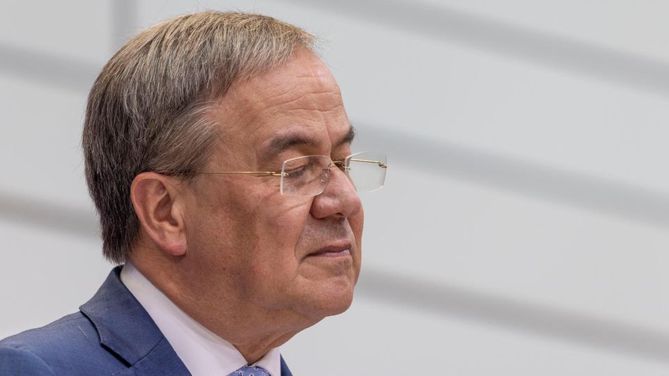 Armin Laschet mit leidendem Gesichtsausdruck vor weißer Wand