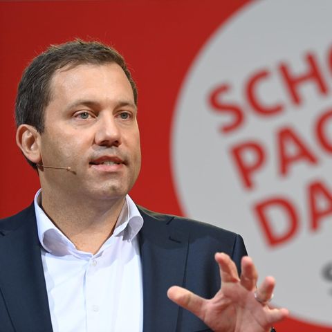 SPD-Generalsekretär Lars Klingbeil vor dem Slogan "Scholz packt das an"