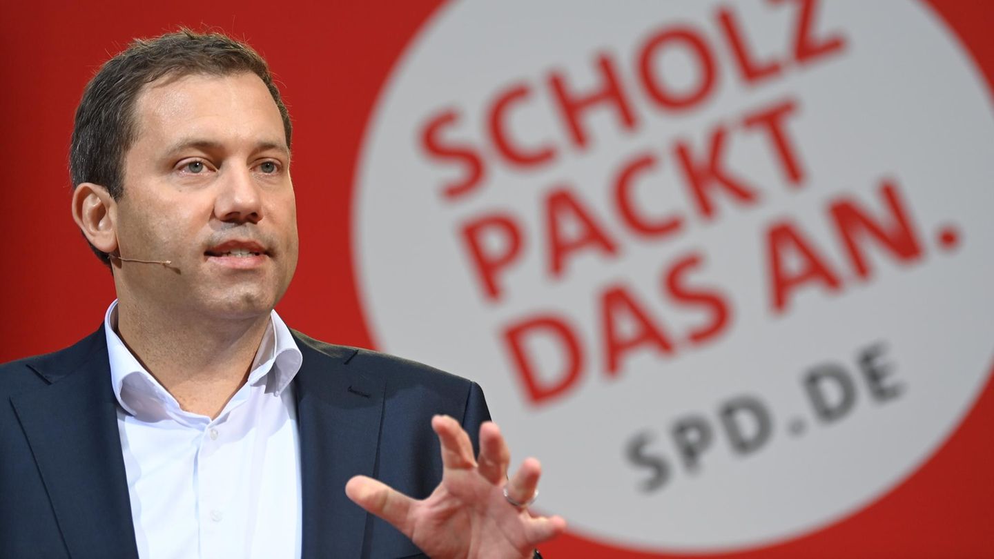 SPD-Generalsekretär Lars Klingbeil vor dem Slogan "Scholz packt das an"