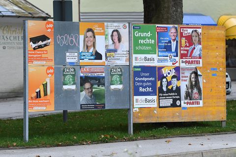 Plakate von Kleinstparteien hängen an einer Plakatwand