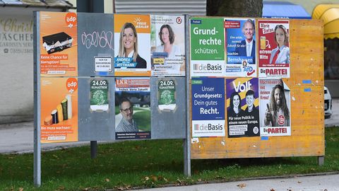 Plakate von Kleinstparteien hängen an einer Plakatwand