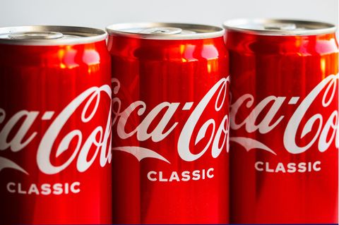 Coca-Cola Dosen stehen im Supermarktregal