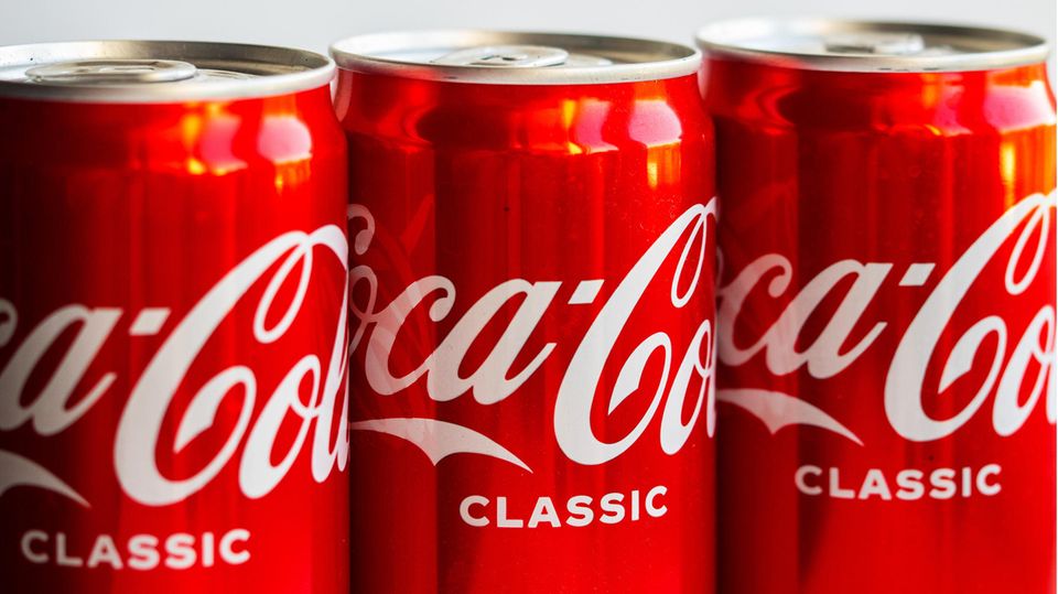 Coca-Cola Dosen stehen im Supermarktregal