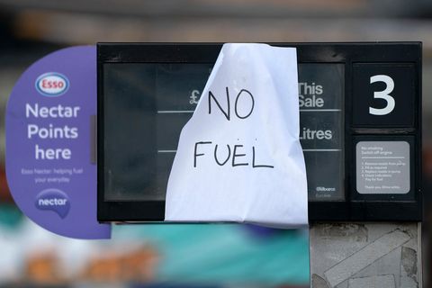 Ein Schild an einer Tankstelle zeigt an, dass der Treibstoff ausgegangen ist