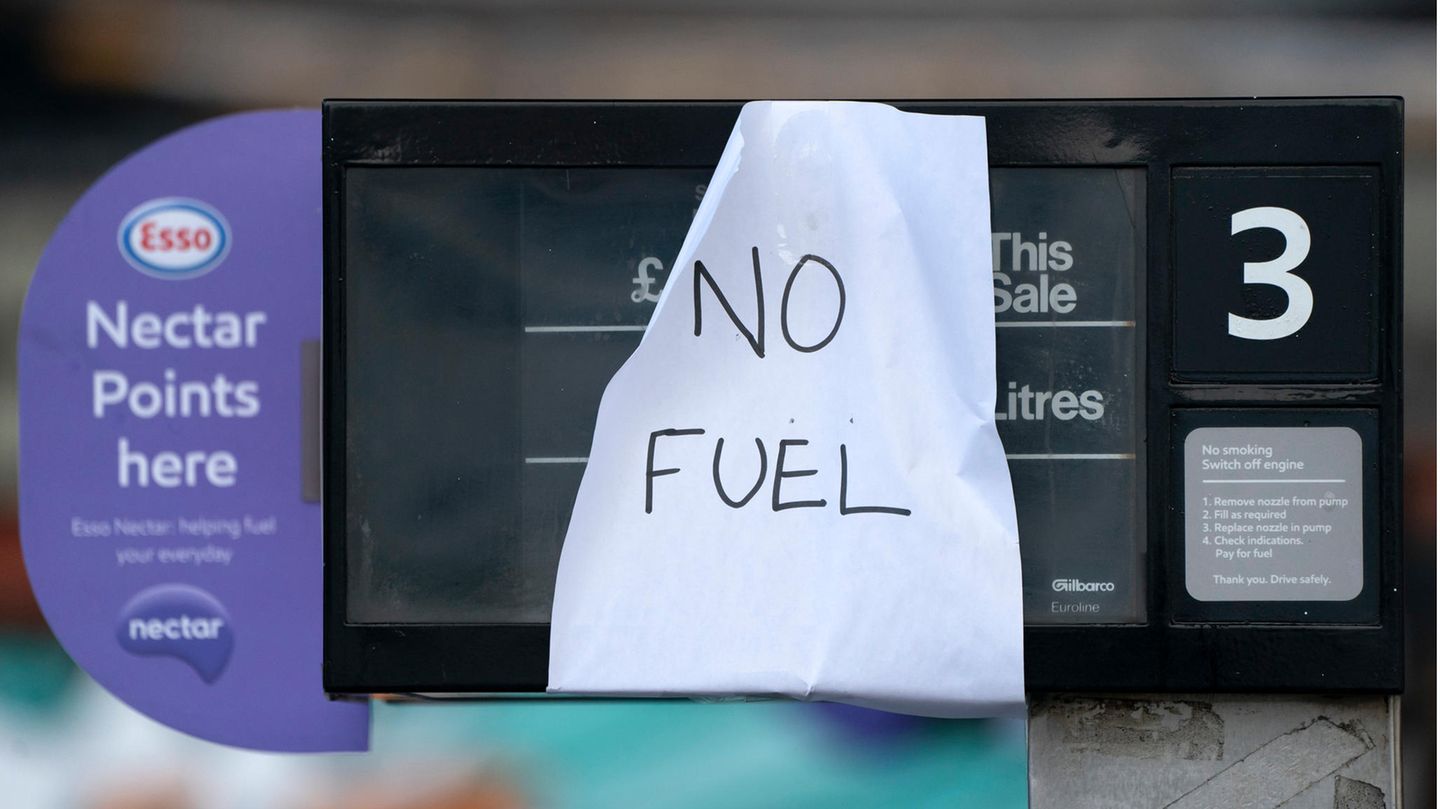 Ein Schild an einer Tankstelle zeigt an, dass der Treibstoff ausgegangen ist