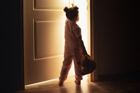 Kind alleine in der Wohnung