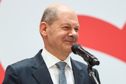 Olaf Scholz beantwortet Reporterfragen auf Englisch