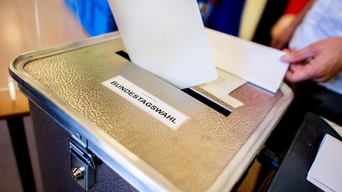 Ein Stimmzettel wird bei der Bundestagswahl abgegeben