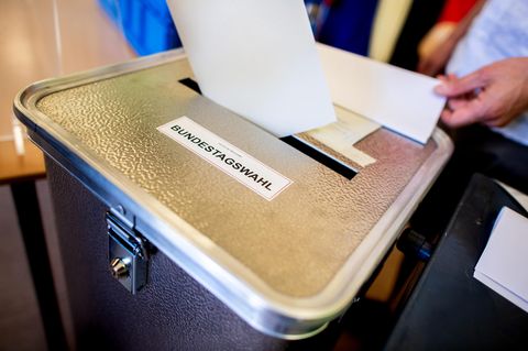 Ein Stimmzettel wird bei der Bundestagswahl abgegeben