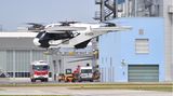 Bereits in der Luft und nicht nur als Entwurf auf dem Bildschirm: Auf dem Werksgelände in Donauwörth hebt das Flugtaxi CityAirbus ab
