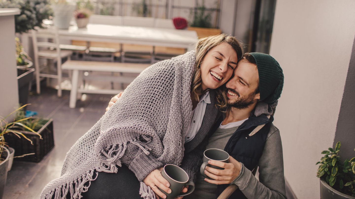 Mann und Frau lachen