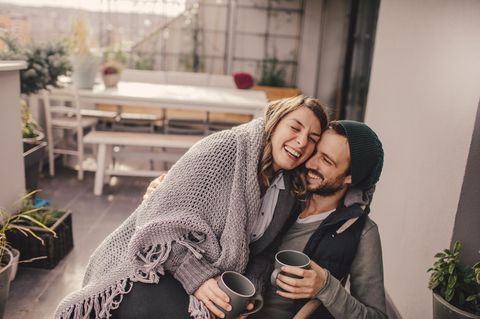 Mann und Frau lachen